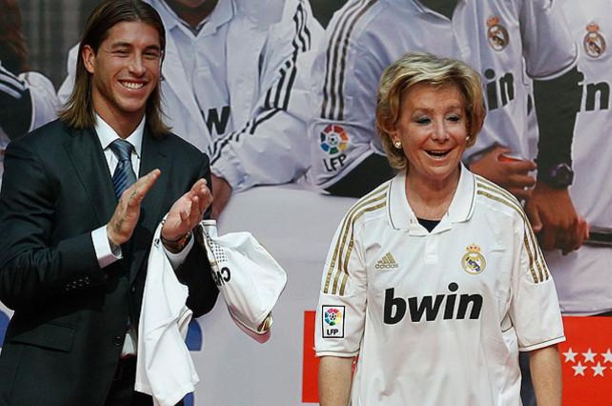 Esperanza Aguirre, amb una samarreta del Reial Madrid en la celebració de la Lliga 2012.