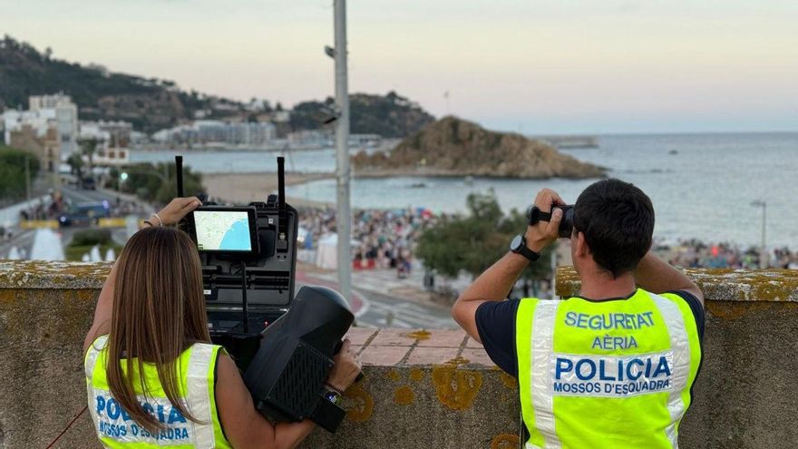 Dos agents de la Unitat de Drons dels Mossos treballant durant els Focs de Blanes.