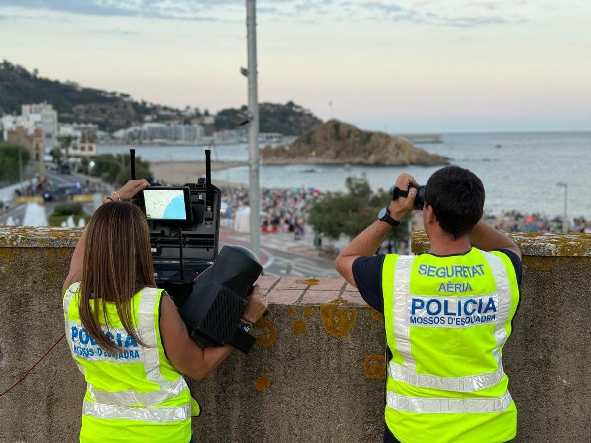 Dos agents de la Unitat de Drons dels Mossos treballant durant els Focs de Blanes.