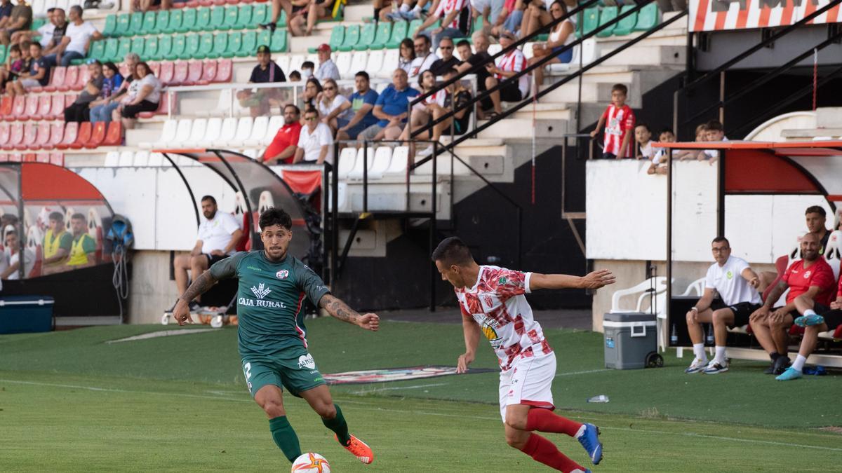 Viana trata de realizar un pase en el último choque jugado ante el Guijuelo.