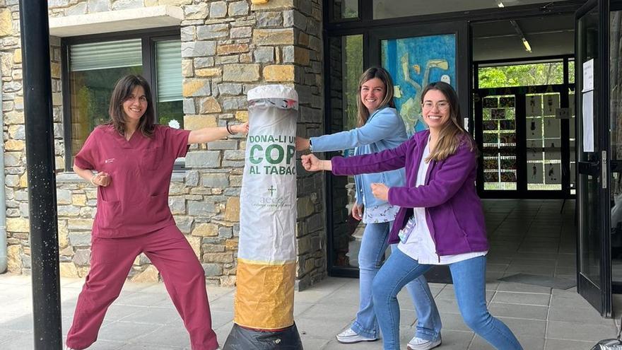 Personal de les consultes de deshabituació del tabac del Pirineu donant &quot;un cop de punt al tabac&quot;.