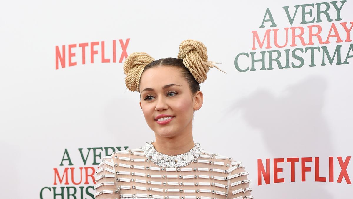 Detalle del look de Miley Cyrus en el estreno de "A very Murray Christmas"