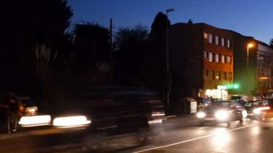 Zona de Santa Cristina, junto a la rotonda, donde Fomento alterna farolas encendidas y apagadas. / i. r.