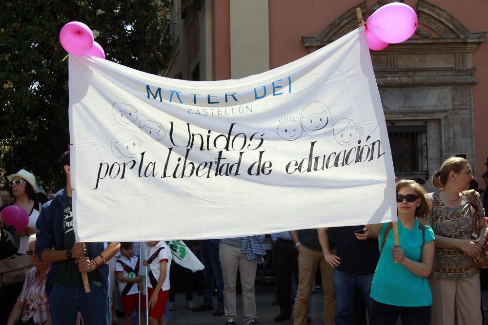 Cientos de alicantinos, en la protesta contra Marzà en Valencia