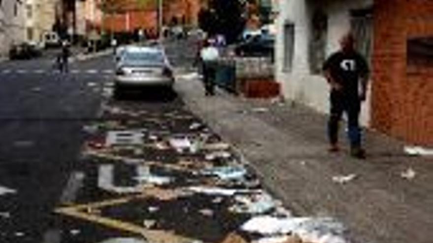 El ayuntamiento sanciona al mercadillo por la basura