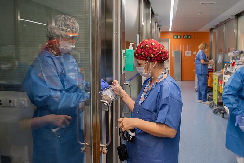 Atención a pacientes covid en el Clínic de Barcelona