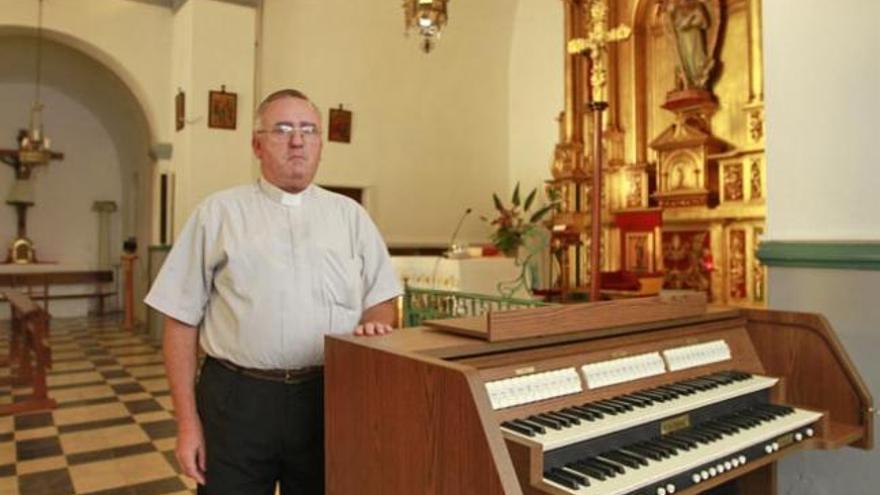 El párroco José Hayes, ayer, con el nuevo órgano ya instalado.