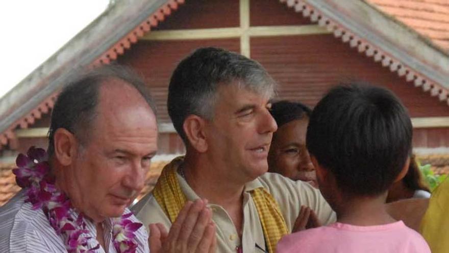 Rodrigo Rato y Kike Figaredo, en una visita del exministro a la región de Battambang (Camboya).