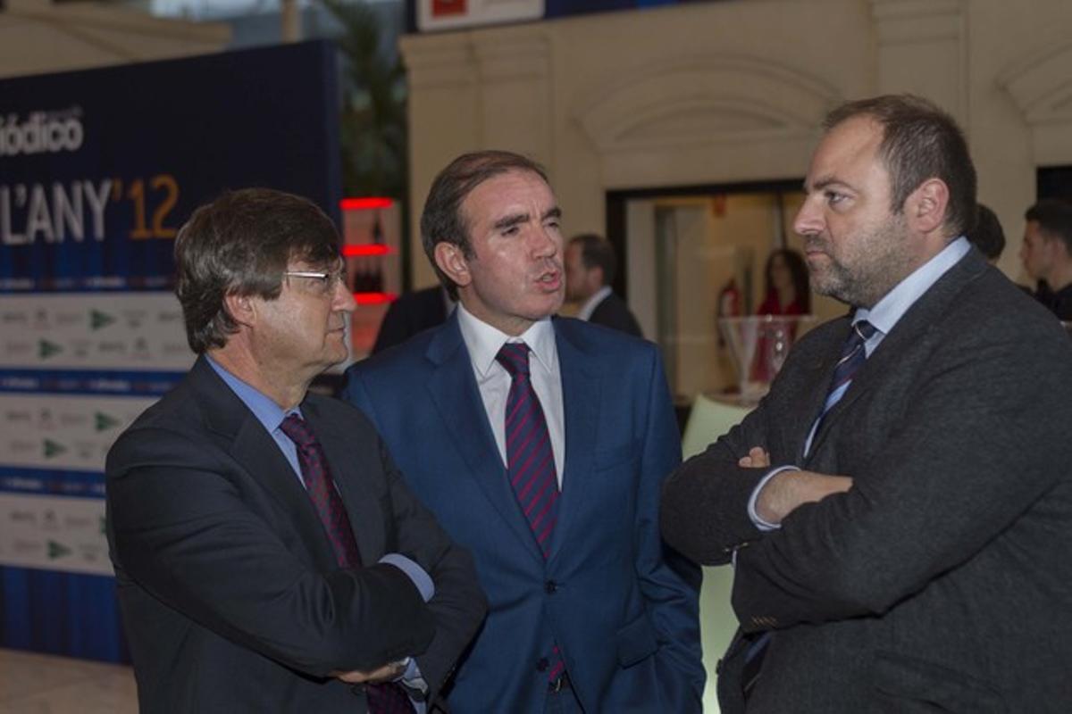 El director general de Grupo Zeta, Conrado Carnal (centro) charla con el director editorial y de comunicación de Grupo Zeta, Miguel Ángel Liso (izquierda) y Román de Vicente, director del área de libros de Grupo Zeta, durante la gala de entrega de premios de Català de l’Any 2012.