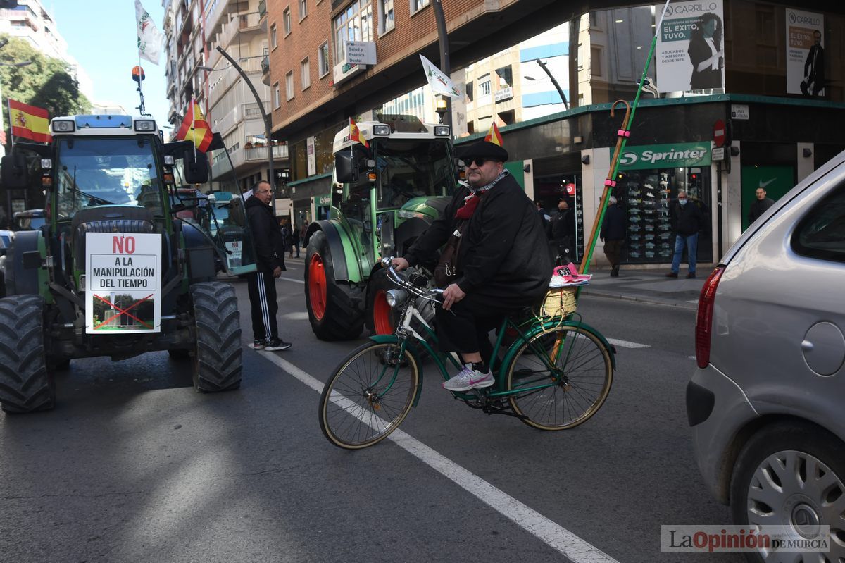 Miles de agricultores y ganaderos toman las calles de Murcia