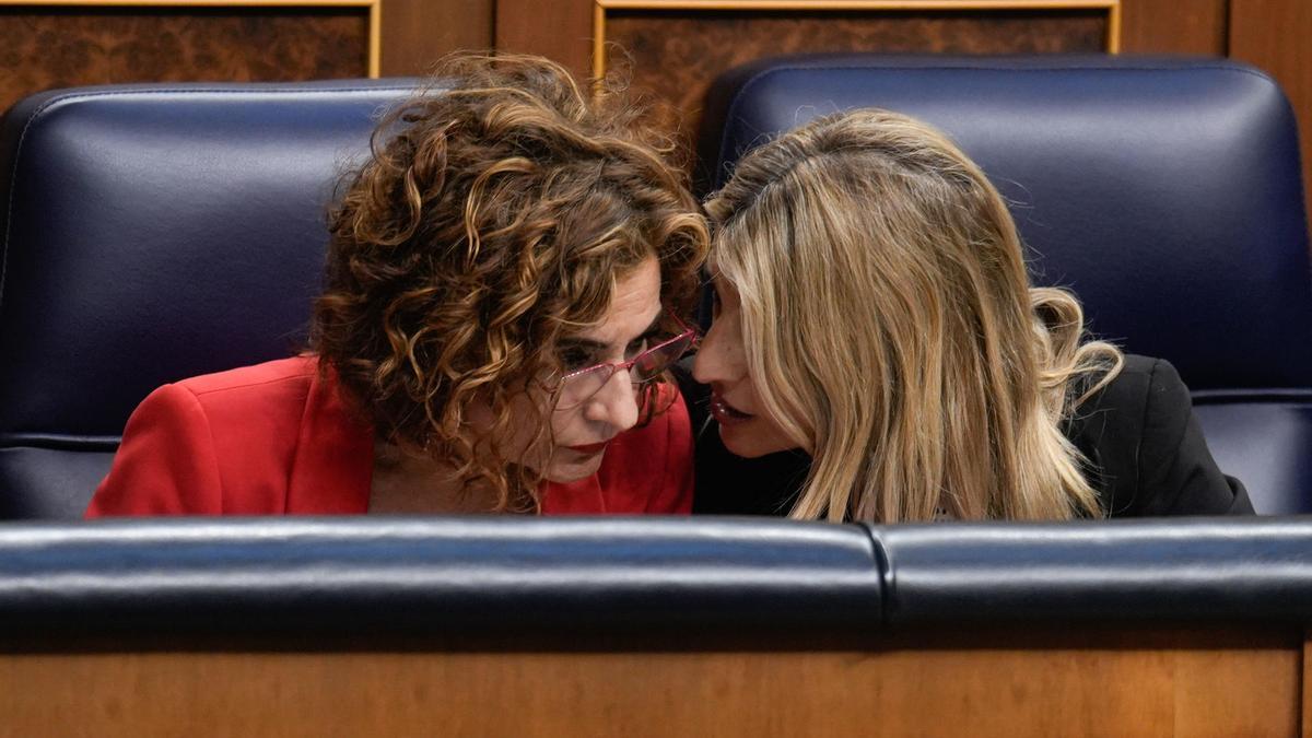 María Jesús Montero conversa con la ministra de Trabajo, Yolanda Díaz durante el pleno en el Congreso de los Diputados en Madrid