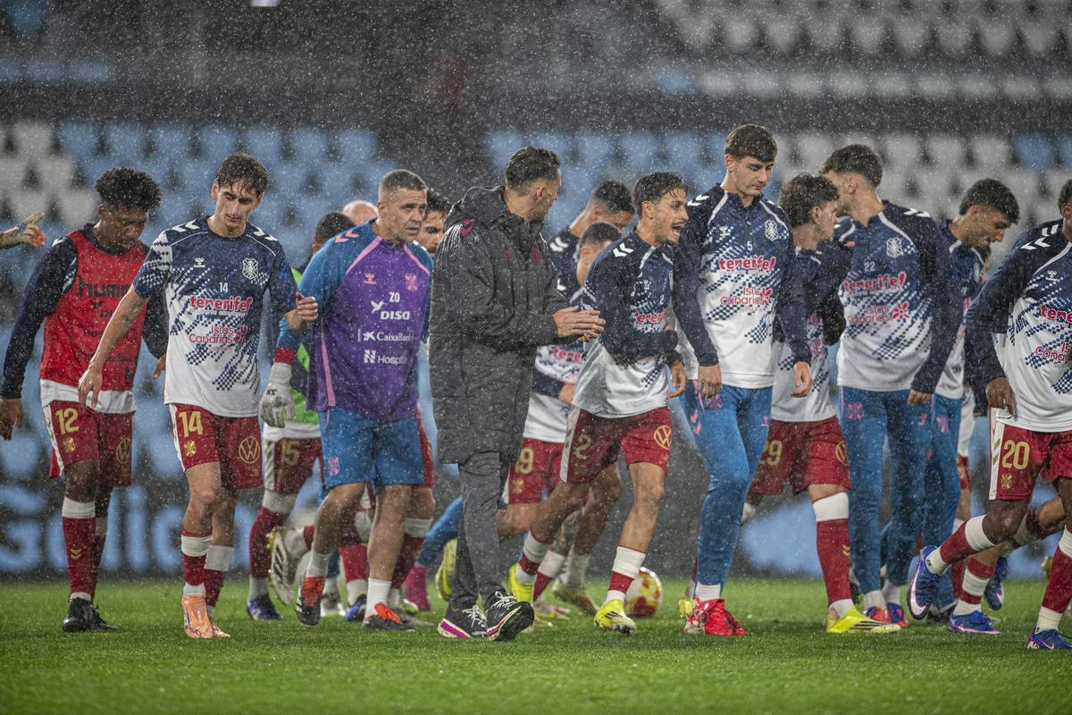 Los jugadores del CD Tenerife, en el campo de Balaídos.