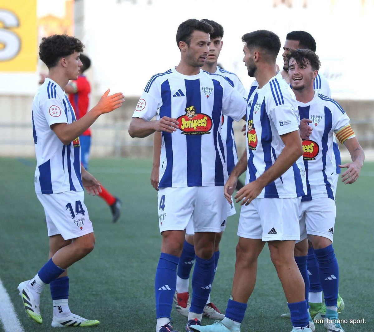 Los jugadores de la SD Ejea celebran un gol, en un duelo de pretemporada