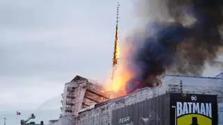 Vídeo | Así se ha caído el pináculo de la antigua bolsa de Copenhague