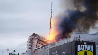 El fuego devora la histórica Bolsa de Copenhague