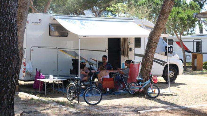 Una família instal·lada a un camping gironí