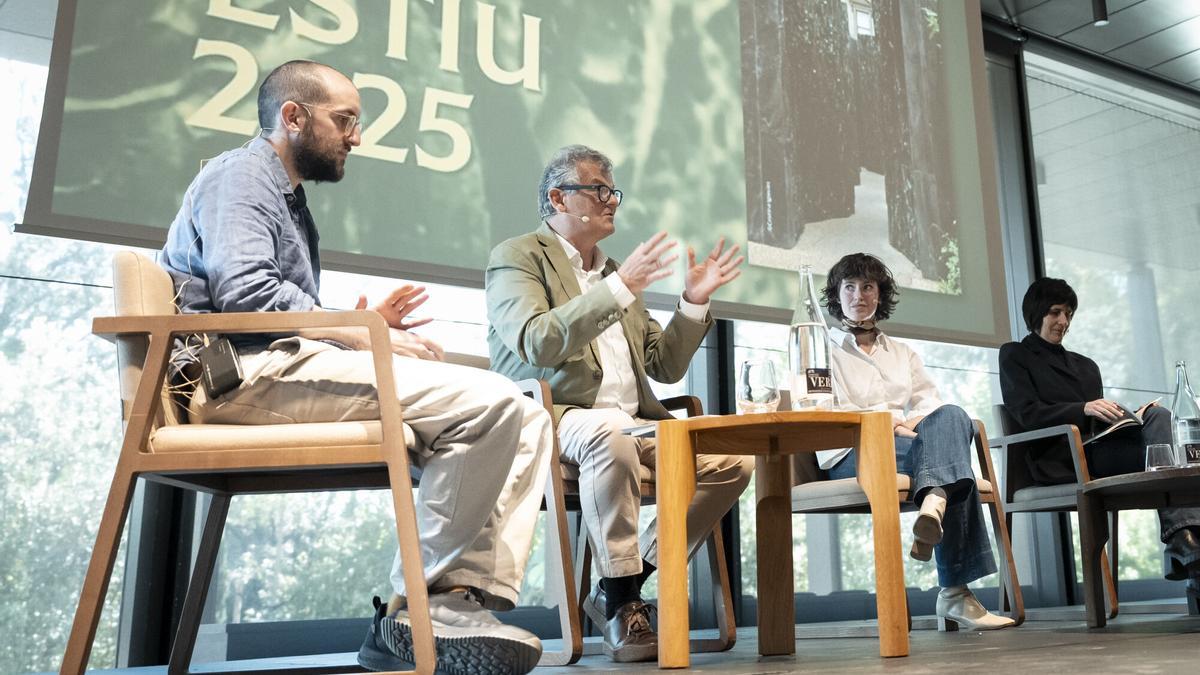 El director artístico del Festival de Peralada, Oriol Aguilà (segundo por la izquierda), durante la presentación de su 39 edición, este 7 de mayo.