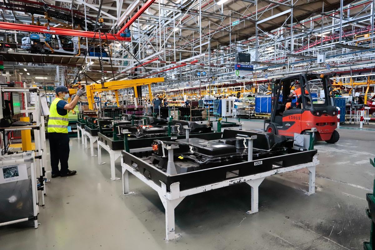 Una operario trabaja en una fábrica de coches en Galicia