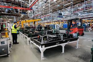 Una operario trabaja en una fábrica de coches en Galicia