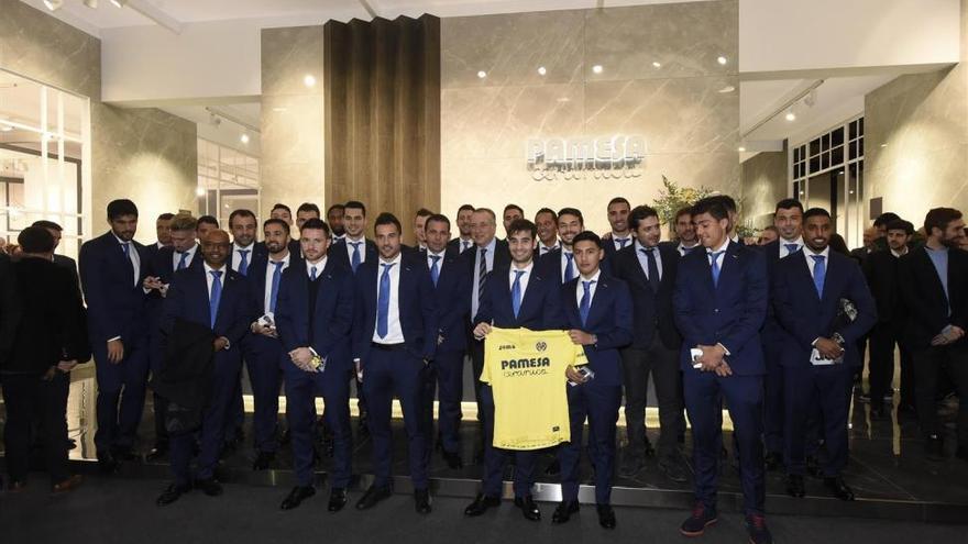 La plantilla del Villarreal CF visita el estand de Pamesa