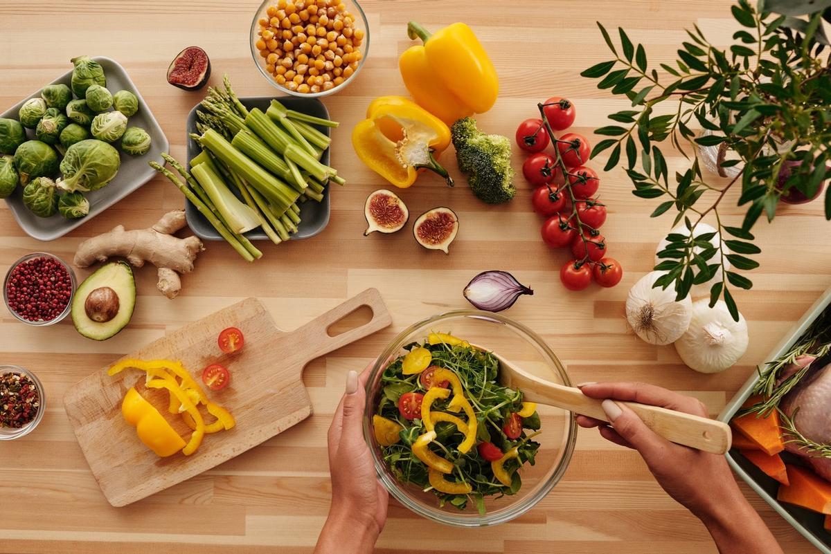 Ensaladas saludables con distintos ingredientes.