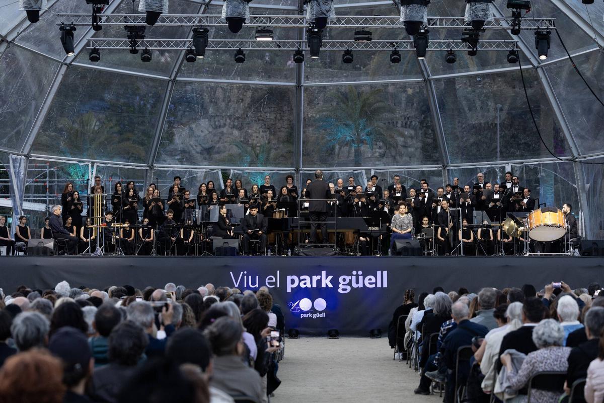 Concierto del Cor del Liceu a la Plaça de la Natura del Park Güell.