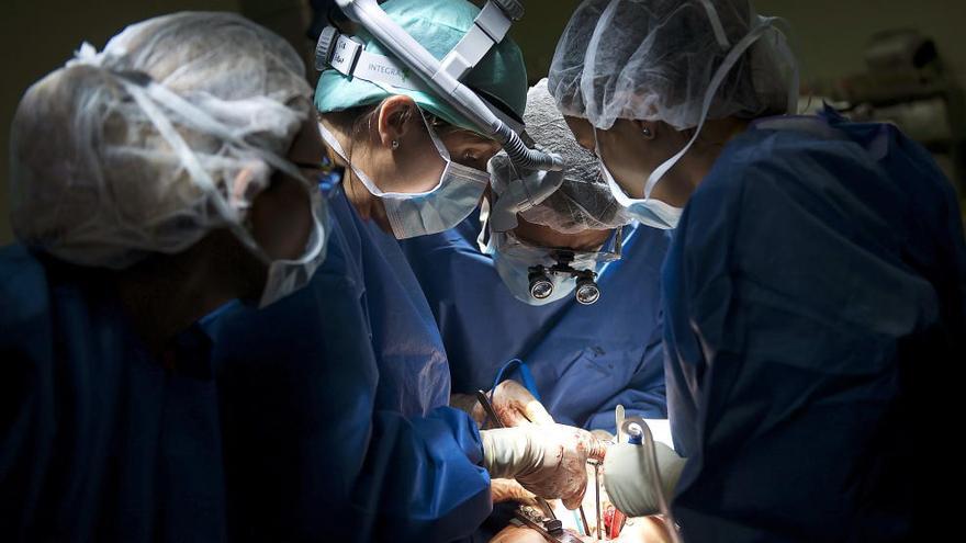 Doctores realizando un transplante de pulmón