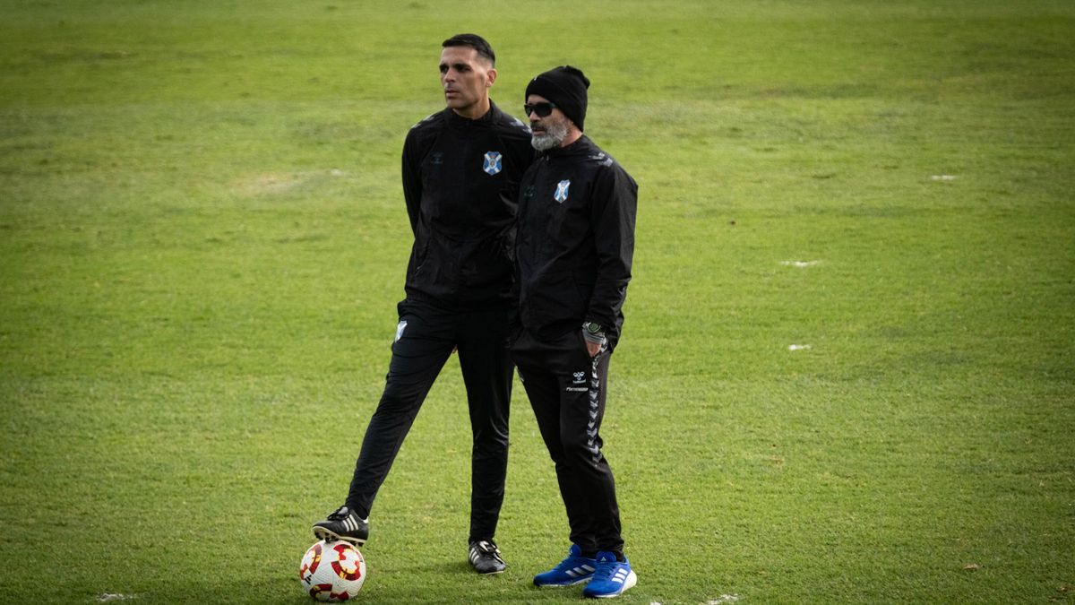 Álvaro Cervera junto a su ayudante, Roberto Perera, en la Ciudad Deportiva Javier Pérez.
