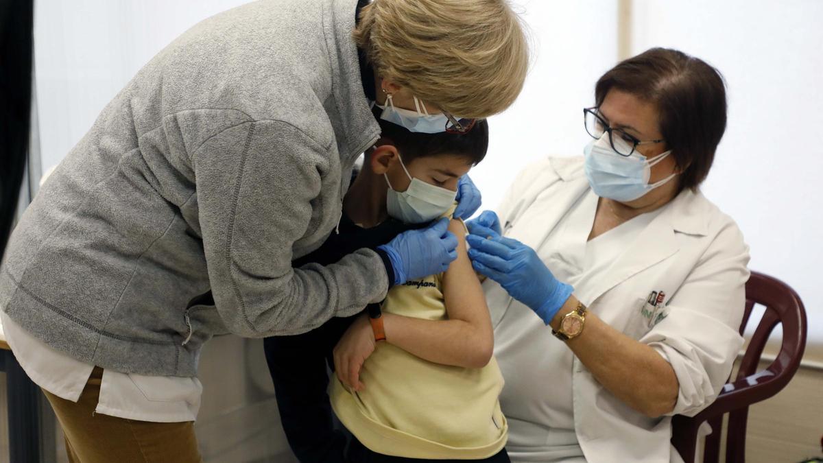 Vacunación pediátrica el pasado jueves en un colegio de l&#039;Eliana.