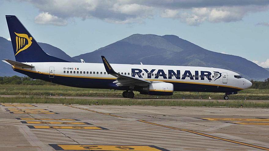 Un avió de Ryanair, a la pista de l&#039;aeroport de Girona.