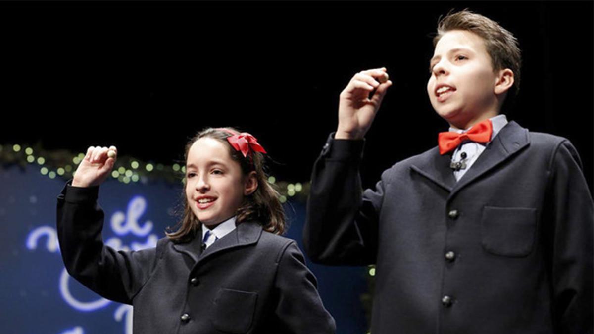Los niños de San Ildefonso cantan los premios de la Lotería