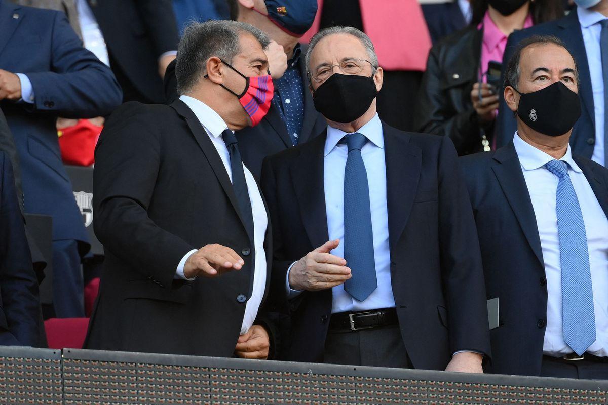 Joan Laporta y Florentino Pérez, impulsores de la Superliga, conversan antes del Clásico del pasado domingo.