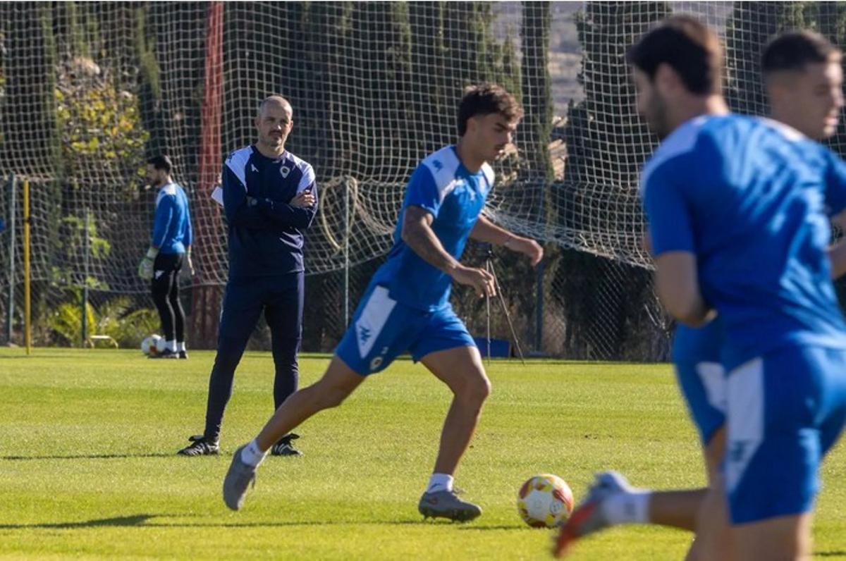 Durante un entrenamiento del conjunto blanquiazul, Beto Company observa a Bolo