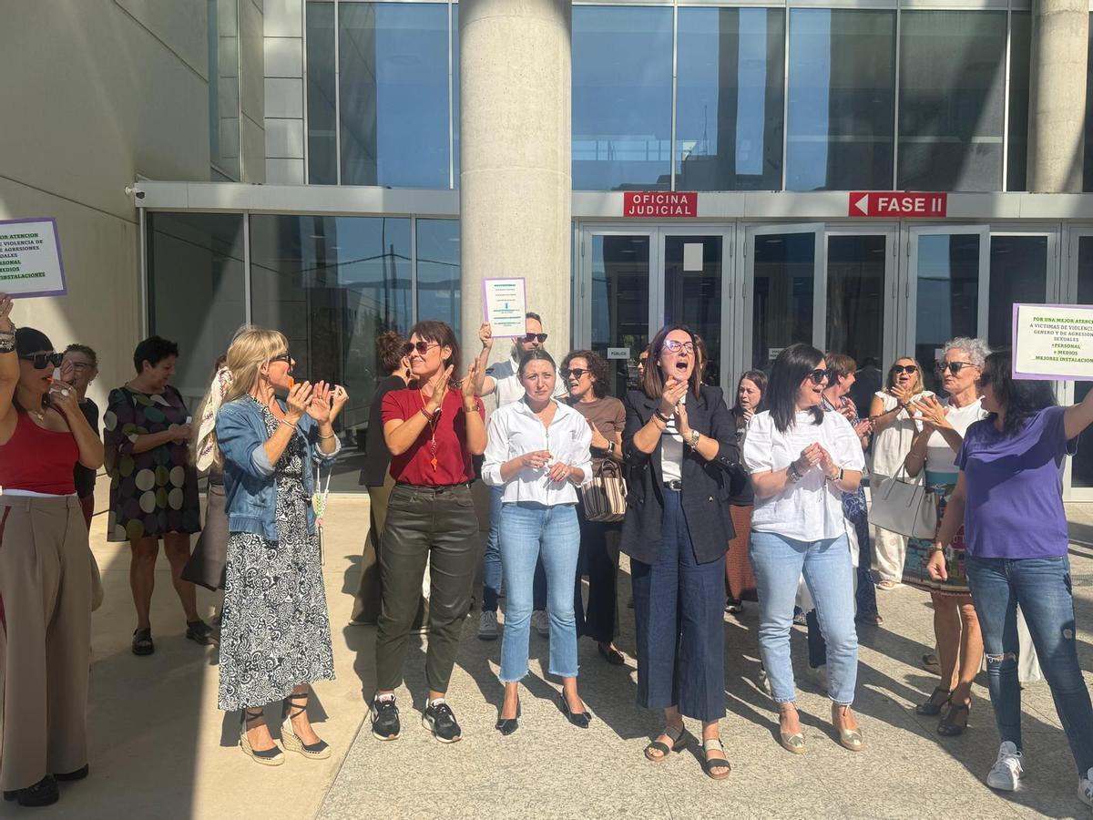 Concentración en el exterior de la Ciudad de la Justicia de Murcia este viernes, para protestar por el cambio que obliga a Violencia sobre la Mujer a asumir las violaciones.