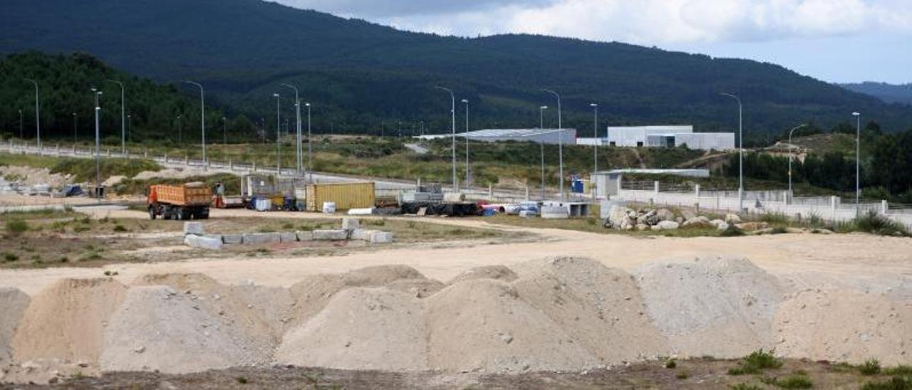 Movimentos de tierra en el polígono de Barro para el gran centro logístico de Froiz.