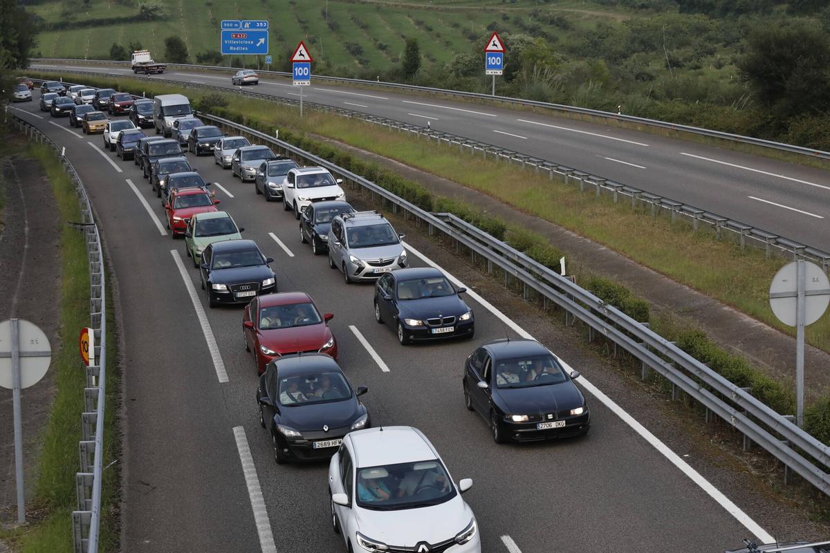 Trafico intenso en la Autovía del Cantábrico. Imagen Archivo