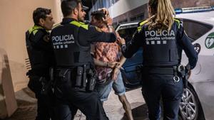 Diversos agents de la Guàrdia Urbana de Barcelona introdueixen un detingut en un cotxe patrulla. | MANU MITRU