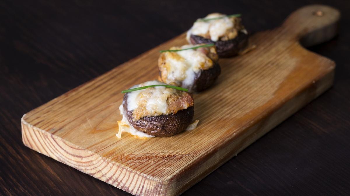 Champiñones rellenos en freidora de aire: la receta ideal para que los niños coman vegetales.