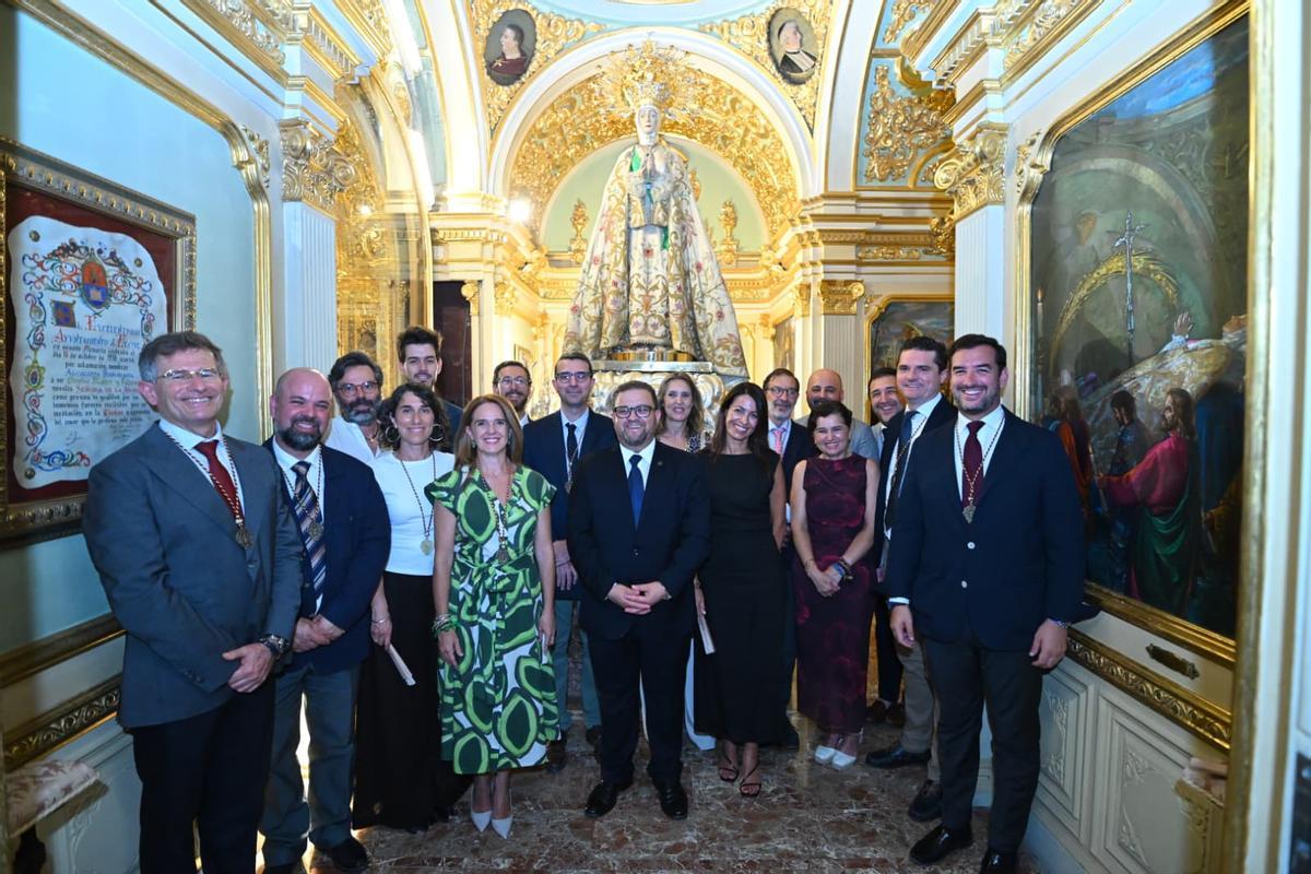 Los patronos en el camarín de la Virgen de la Asunción.