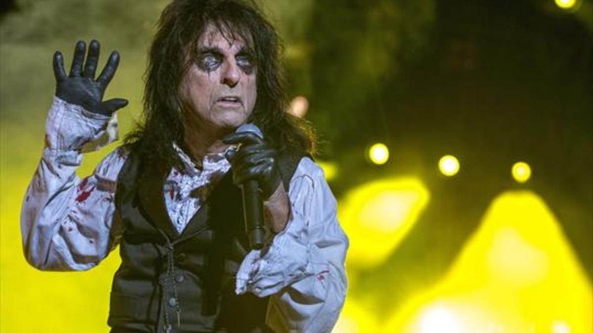 Alice Cooper, ayer, durante su recital en el Rock Fest de Barcelona.