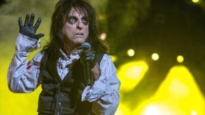 Alice Cooper, ayer, durante su recital en el Rock Fest de Barcelona.