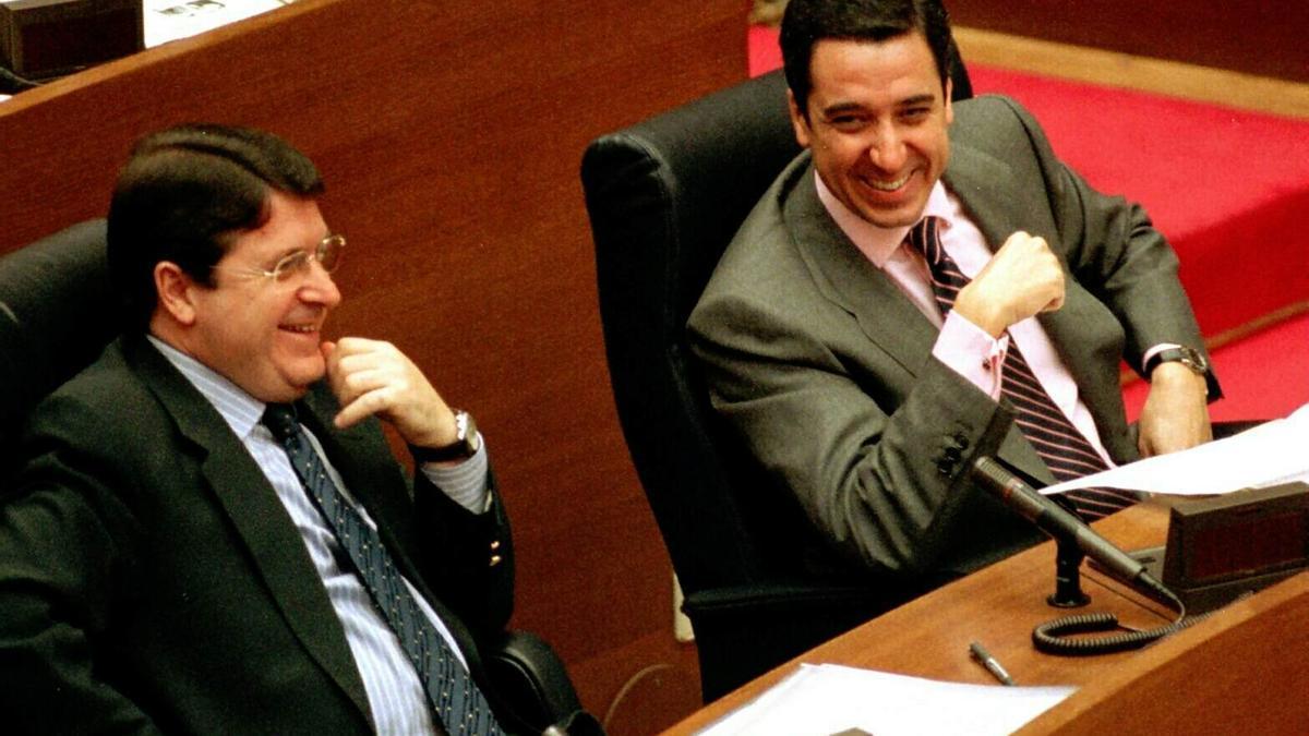 Eduardo Zaplana y José Luis Olivas en un pleno de las Corts, en una imagen de 1998, cuando estaban al frente de la Generalitat.