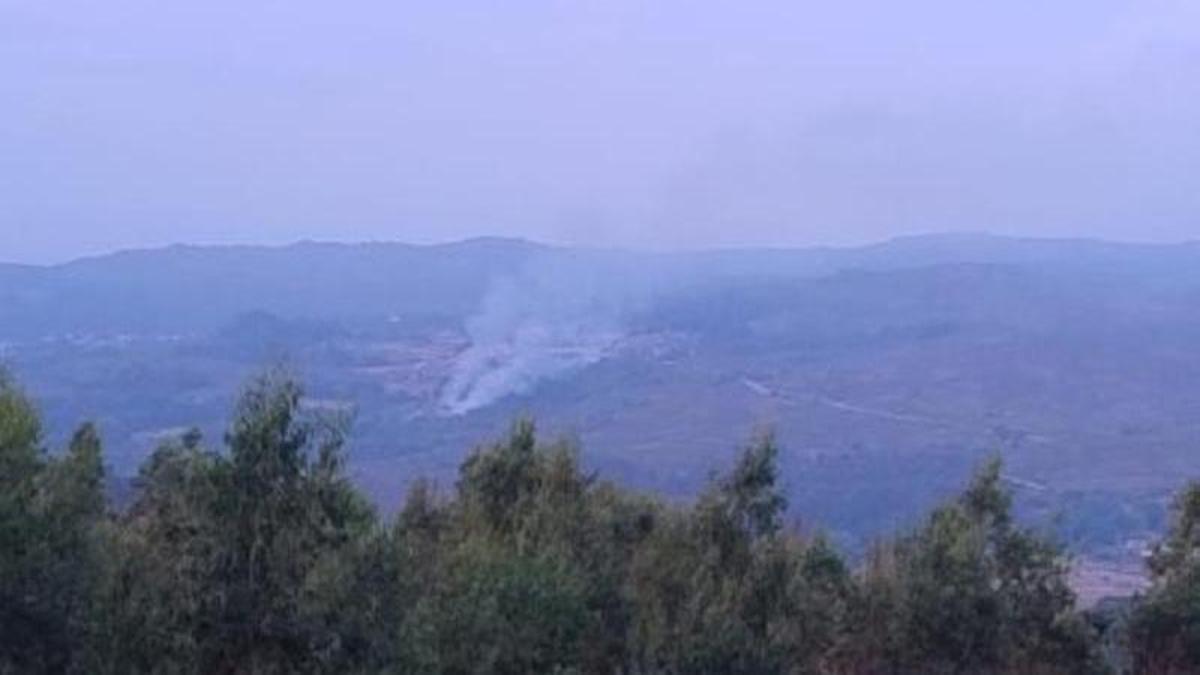 Una columna de humo en el monte de Traspielas en el momento de iniciarse el incendio.