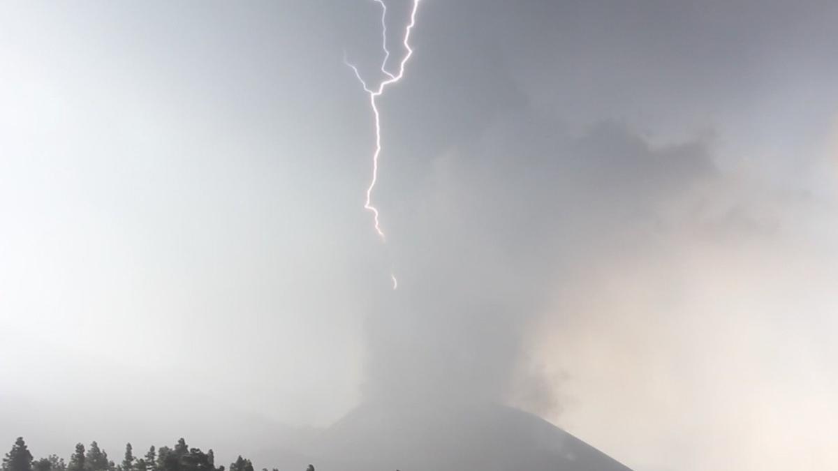 Fotografía de un rayo en el penacho volcánico