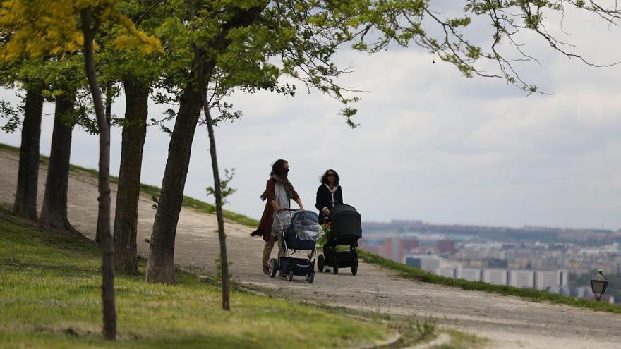 Dos mujeres pasean con sus bebés en carrito