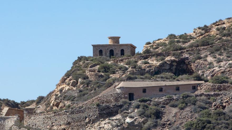 El faro de San Juan de Podaderas se encuentra junto al mar, en el monte Galeras.