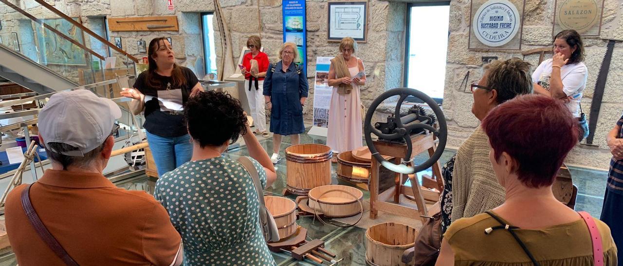 Una de las trabajadoras del museo ofreciendo explicaciones a un grupo de visitantes.