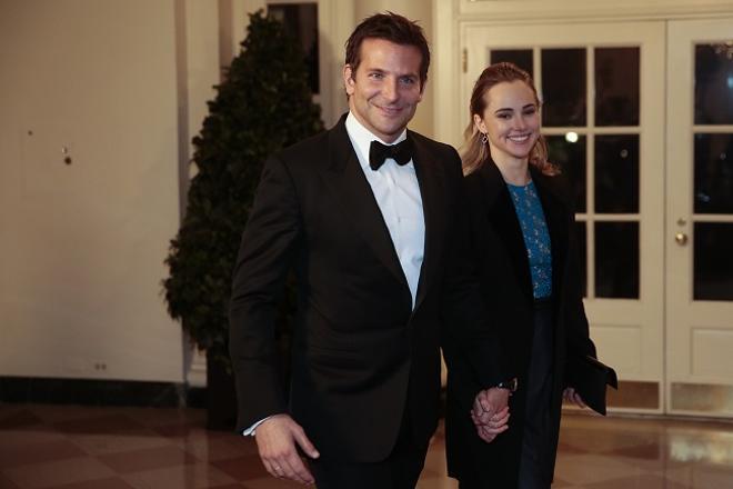 Bradley Cooper y Suki Whaterhouse, llegando a una cena de honor en la Casa Blanca, en 2014