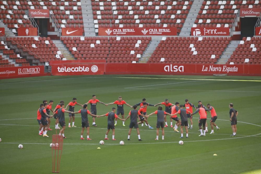 Entrenamiento del Sporting en El Molinón