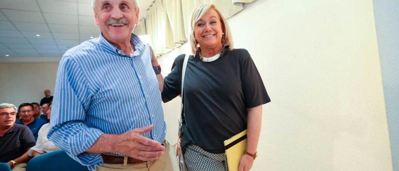 Mercedes Fernández, con el exsenador Isidro Fernández Rozada, antes del comité ejecutivo del PP asturiano.